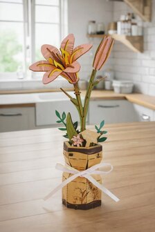3D constructieset roze lelie hout gemonteerd in het meegeleverde vaasje