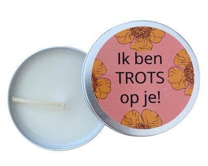 Kaars ik ben trots op je met oranje bloemen op een blikje