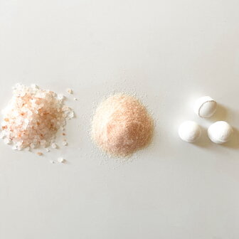 Close-up van het verzorgende scrubzout en de bruisballen