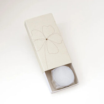 Detail van het waxinelichtje in het cadeaudoosje met bloem