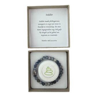 Luxe geschenkverpakking met de sodaliet damesarmband en beschrijvingskaartje