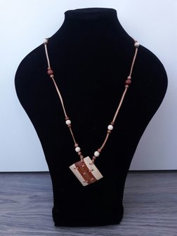 Ketting, hout met kralen