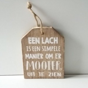 Houten bordje, een lach is een simpele manier....