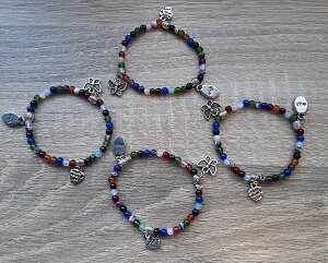 Natuursteen kinderarmband met bedeltjes