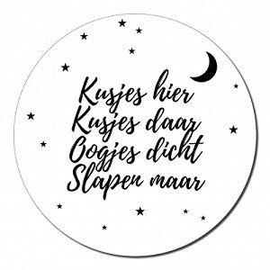 Ronde muurcirkel met de tekst kusjes hier kusjes daar oogjes dicht slapen maar.