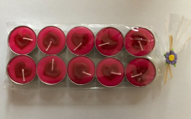 10 roze waxinelichtjes met een hartje in een geschenkverpakking