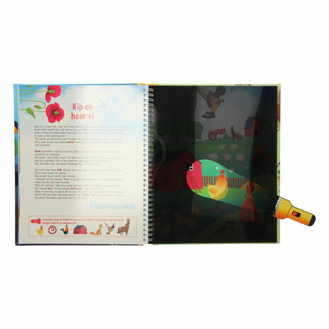  Close-up van de kartonnen zaklamp die gebruikt wordt om te speuren in het boek.