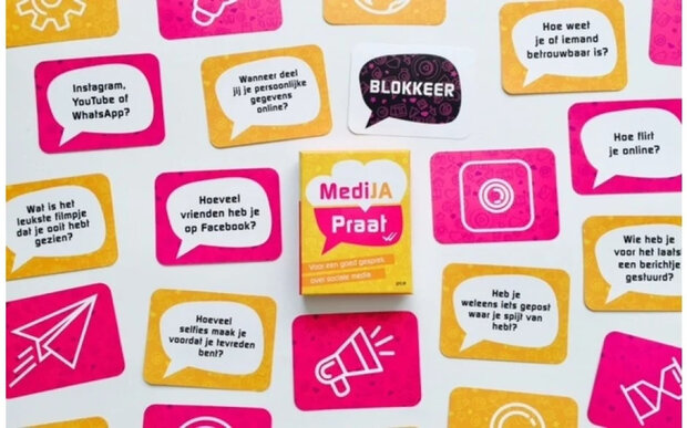 Gespreide vragenkaarten uit het Media praat spel met stimulerende vragen