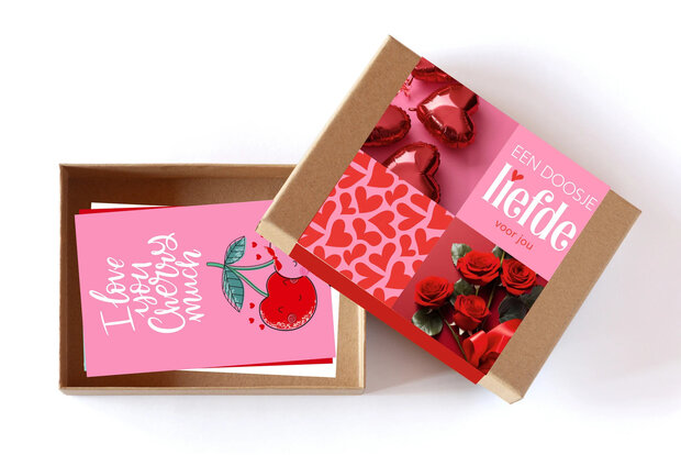 Doosje liefde voor jou geopend met kaartjes zichtbaar