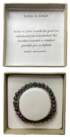 Luxe geschenkverpakking met de robijn in zoisiet armband en beschrijvingskaartje