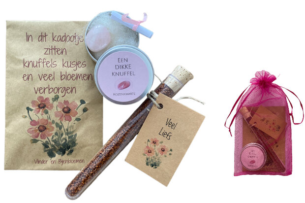 Zakje vol knuffels met blikje rozenkwarts en buisje tuinkers – lief cadeau per post