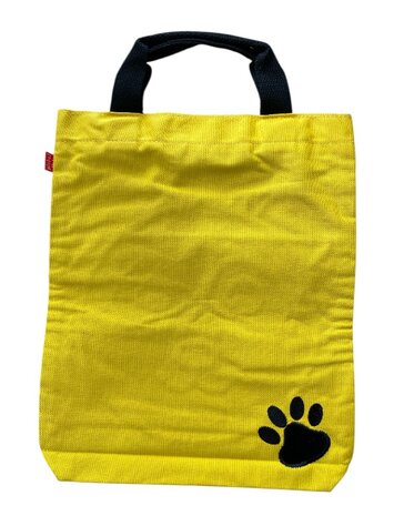 Achterkant van de panda print tas met zwarte hengsels en vrolijke kleur