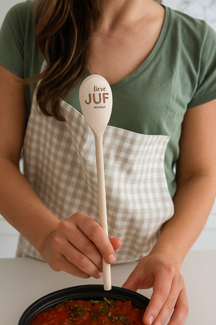 Juf die de lepel met tekst vasthoud