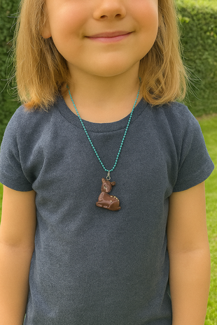 Meisje met ketting hert