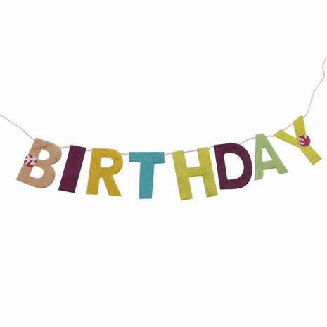 Close-up van letters op de handgemaakte Happy Birthday slinger