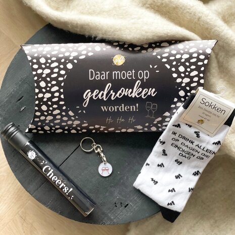 Feestelijke sokken en sleutelhanger in cadeaupakket