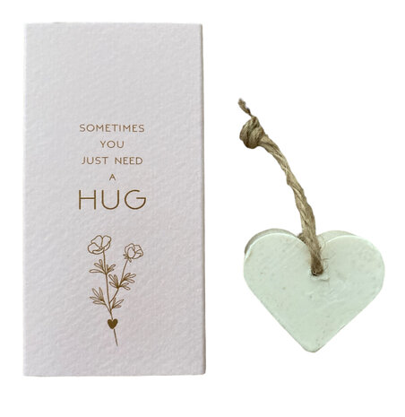 Afbeelding van het hartenzeepje in doosje met de tekst "Sometimes you just need a hug"