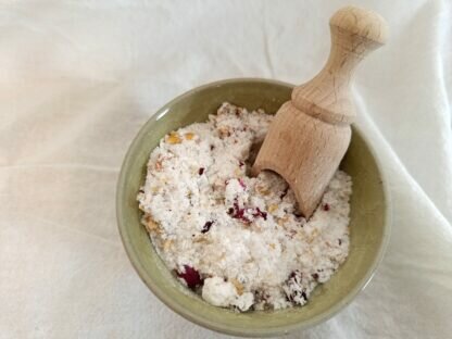 Schaaltje met badzout en rozenblaadjes