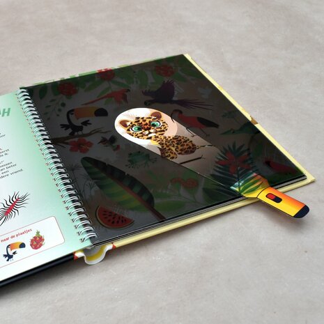 Kartonnen zaklamp die gebruikt wordt om verborgen details te vinden in het boek &lsquo;Speuren naar Ridders en Kastelen’