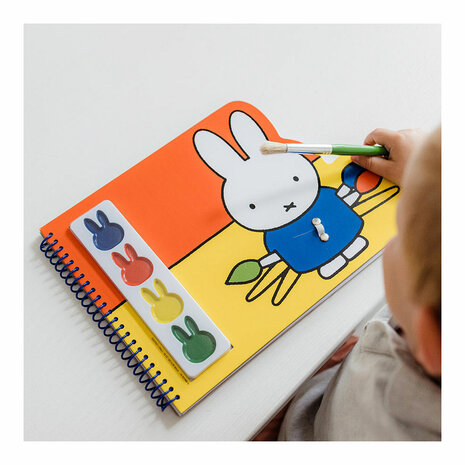 Nijntje verfset met kwast