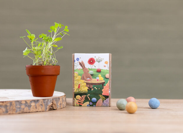 Open giftbox met vrolijk paasdesign