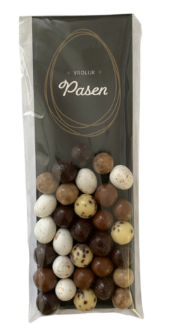 Brievenbuscadeau met 45 gram assorti chocolade eitjes voor Pasen.