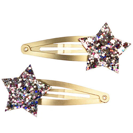 Detail van een gouden ster met glitters op een metalen haarclip.