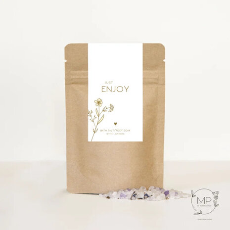 Kraftzakje met opdruk just enjoy gevuld met wit badzout en lavendelbloemen