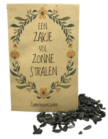 Hoogwaardige zonnebloemzaadjes liggend naast het geopende papieren zakje