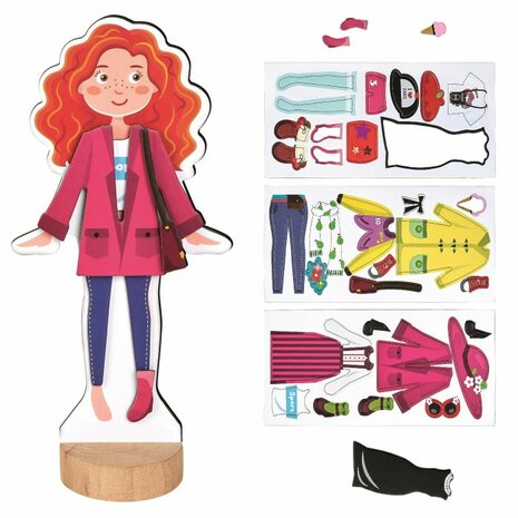 Magnetische aankleedpop met diverse vrolijke kledingstukken uitgespreid