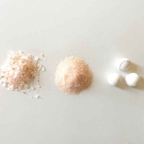 Close-up van het verzorgende scrubzout en de bruisballen