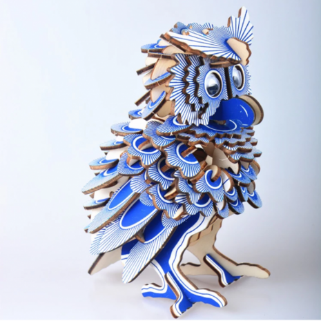 Detail van de 142 houten onderdelen van de uil constructieset
