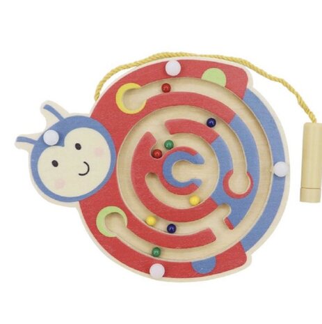 Houten magnetisch doolhof in de vorm van een rood lieveheersbeestje