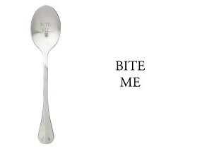 Gegraveerde RVS lepel Bite me gepresenteerd als grappig en duurzaam cadeautje