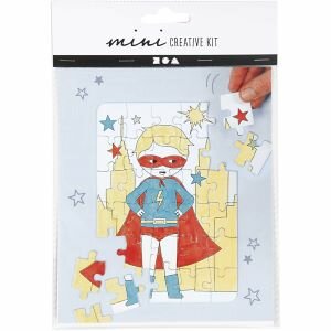 In elkaar gelegde ingekleurde superman puzzel van stevig karton