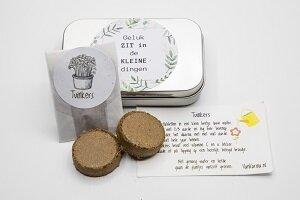 Geopend kruiden kweeksetje met twee aarde tabletten en tuinkerszaden