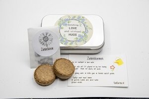 Inhoud van het kweeksetje met twee aarde tabletten en bloemzaden