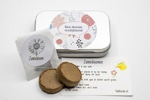 Duurzaam herbruikbaar zadendoosje met twee compacte aardetabletten.