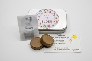 Compact zadendoosje 9x6 cm met goudsbloemzaden en aarde tabletten.