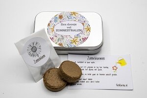 Compact zadendoosje 9x6 cm met zonnebloemzaden en aarde tabletten.