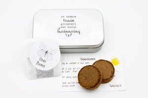 Troostgeschenk met vlinderbloem zaden en aarde tabletten.