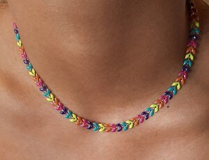 Kleurrijke ketting met goudkleurige accenten voor dames.