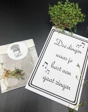 Kweeksetje voor tuinkers in een bedrukt kraftzakje.