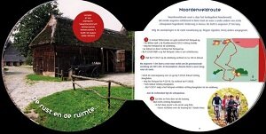 Inkijkexemplaar van het ronde boekje met kleurrijke foto's van fietsroutes en picknickrecepten