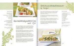 Pagina uit het vegan kookboek met foto van een gerecht.