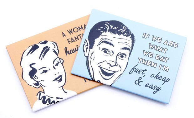Set van 2 retro magneten zalmroze en blauw met grappige teksten 9 x 6,5 cm