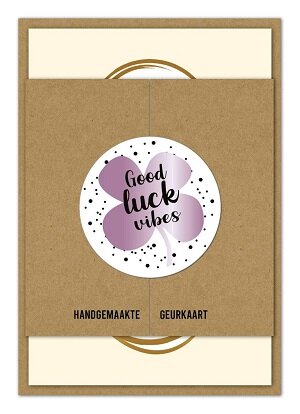 Handgemaakte geurkaart met tekst Good Luck Vibes en kraft envelop.