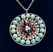 Close up van de hanger met natuursteen turquoise