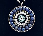 Blauwe natuursteen hanger van 5 cm met verstelbare RVS ketting.