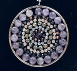 RVS sieraad met een mandala hanger en amethist kralen afwerking.
